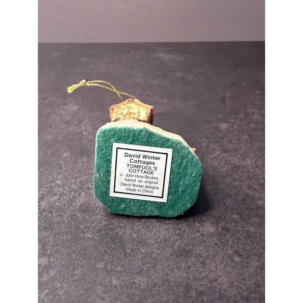 David Winter Cottages - Tomfool's Cottage - 1990 Collector's Guild No.9